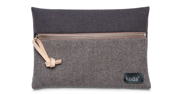 etui in warm grijsbruin - koda amsterdam naar een ontwerp van Marieke van Heck