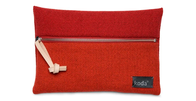 duurzame horizon etui van Koda Amsterdam in rood 
