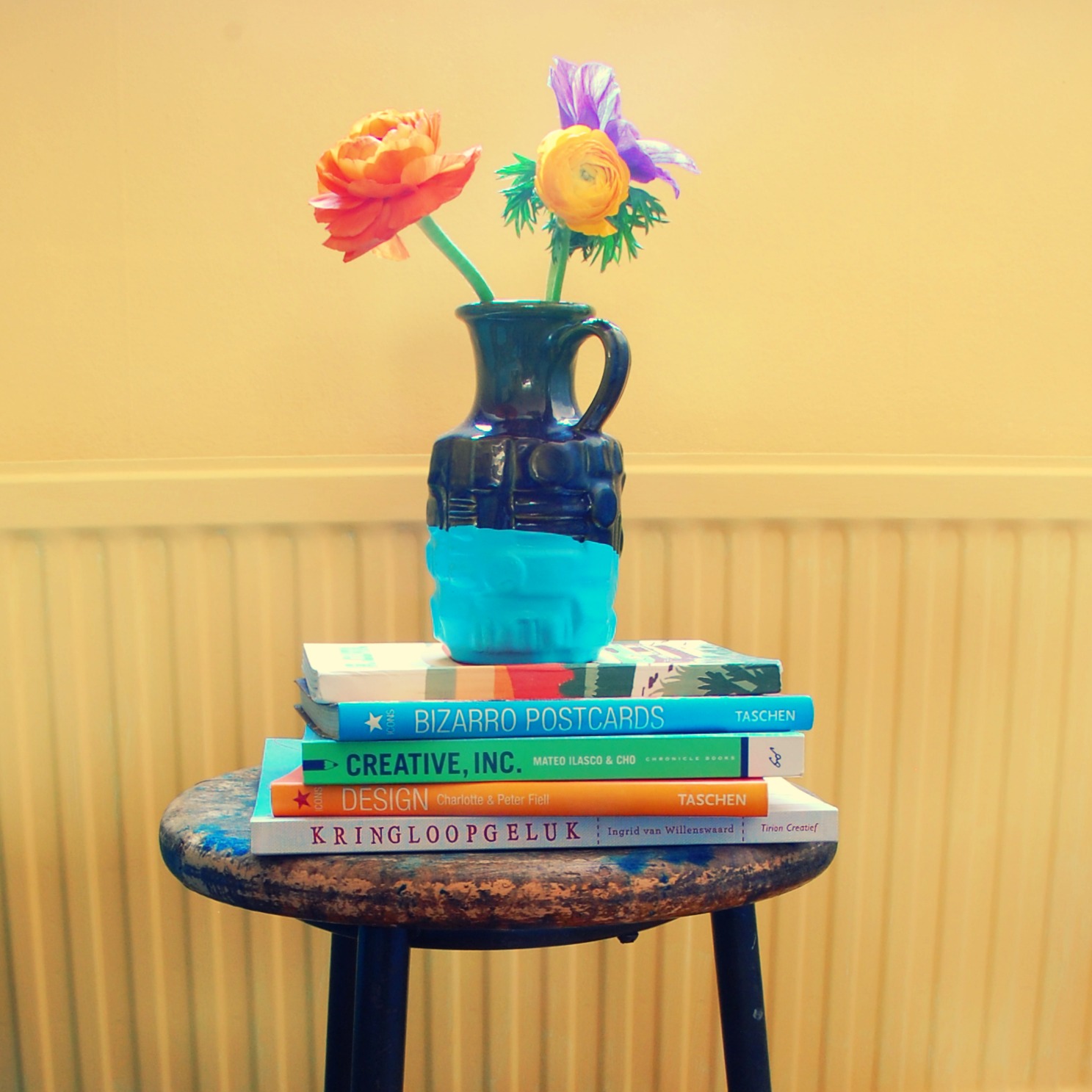 gele krijtverf op muur en radiator hipaholic amazona