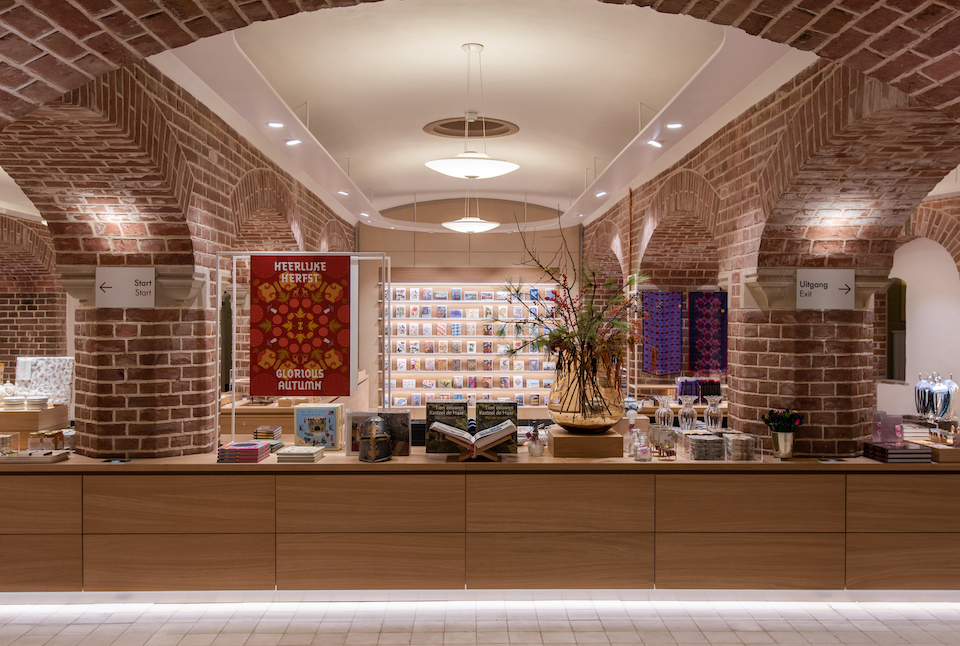 signing museumstore languages hereweare architects retaildesign dutchcastles kasteel de haar cultuurenretail