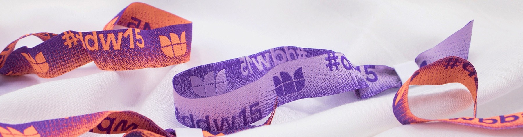 Grotere oplage? EE Labels ontwerpt, drukt en weeft festivalbandjes, polsbandjes en id-bandjes.