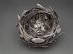 Kom van oude, zilveren lepels door kunsternaar Peter McFarlane