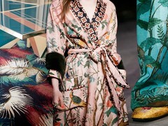 'Palm' tapijt van Dimore Studio, badjas en broek van Gucci SS16