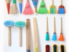 Bezems op de expo 'Remue ménage', van Merci Merci in Parijs, over huishoudelijke objecten.