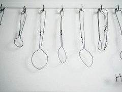 lepels van metaaldraad door kunstenaar Helaina Sharpley