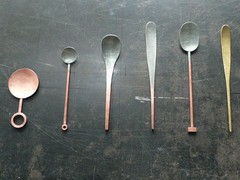 lepels van koper en messing van Yumi Nakamura via spoon-tamago.com